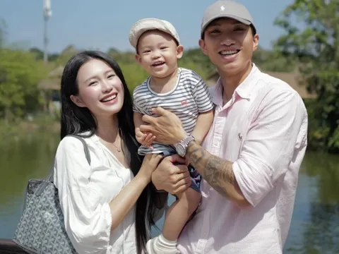 Khép lại 2025 đầy drama, Đoàn Văn Hậu - Doãn Hải My chào 2026 bằng khung hình cực ngọt, gấp 3 visual đỉnh chóp!