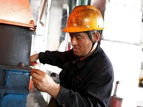 Lương 13 triệu nhưng công ty chuyển 4 tỷ đồng: Tài khoản bị phong tỏa, người đàn ông bị kiện