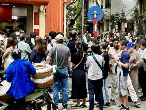 Đúng 1/1/2026, nhiều nơi tại trung tâm Hà Nội đông nghịt người xếp hàng, chuyện gì đây?
