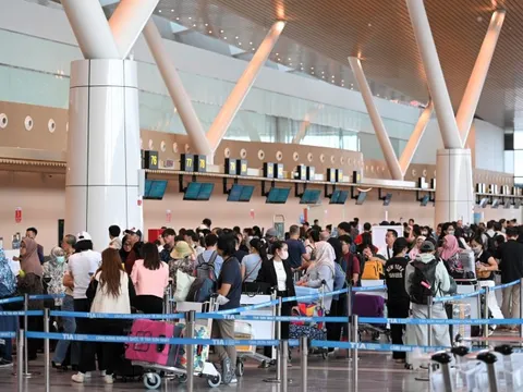 Đi sân bay dịp Tết dương lịch: Bay sớm vẫn thoáng, Tân Sơn Nhất 'lạ mà quen'