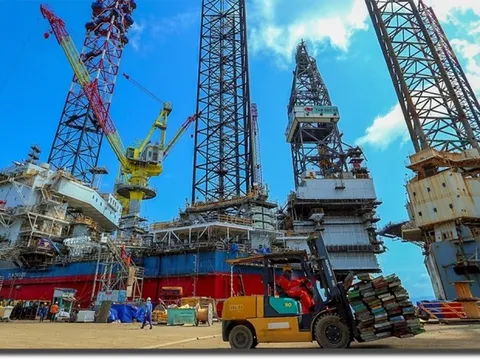 Kéo khối thép nặng 12.000 tấn nổi sừng sững, Việt Nam thành công làm chủ một công nghệ quan trọng