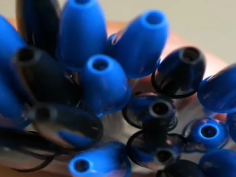 90% người dùng không biết công dụng của chiếc lỗ nhỏ trên nắp bút bi