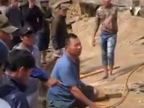 NÓNG: Sập bờ kè sông Ba, 4 người tử vong