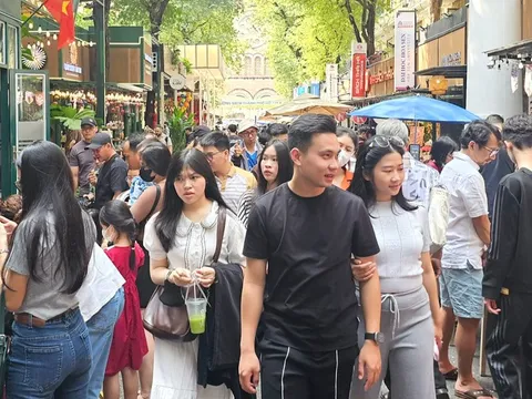 Khách quốc tế, các tỉnh đổ về TP.HCM mua sắm dịp đầu năm 2026