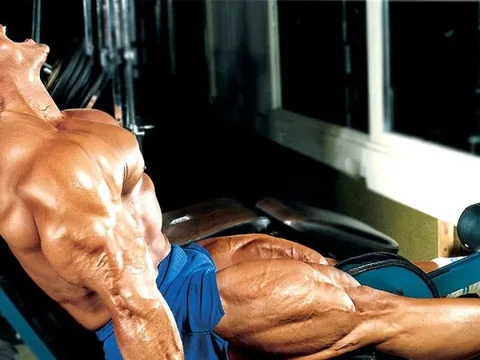 "Quái vật thể hình" sở hữu đôi chân khiến cả tất cả phải sợ hãi