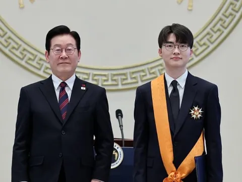 Tổng thống Hàn Quốc trao Huân chương Rồng Xanh cho Faker