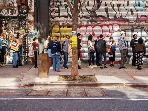 Phong trào xếp hàng để mua đồ ăn gây sốt