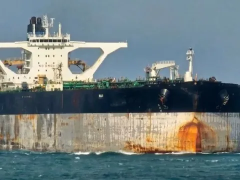 Bị Mỹ truy đuổi suốt 2 tuần, con tàu cũ vẽ vội cờ Nga lên thân - Moscow hành động ngay đêm Giao thừa