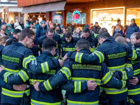 Thuỵ Sĩ bao trùm trong tang thương: Đội cứu hỏa cùng bật khóc khi tưởng niệm các nạn nhân mình không thể cứu sống
