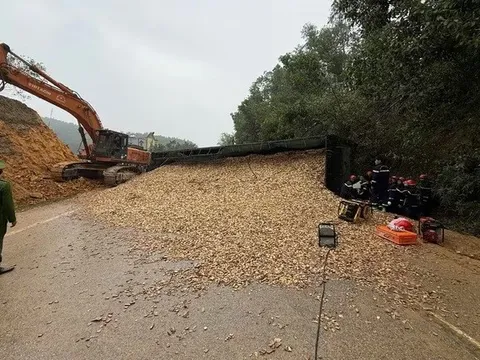 Xe đầu kéo lật đè ô tô con khiến 1 người tử vong