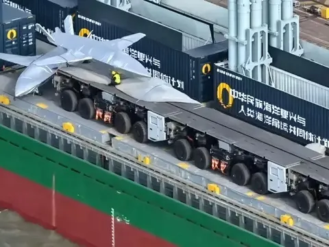 Trung Quốc hoán cải tàu container phương tiện mang máy bay chiến đấu