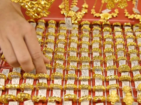 Giá vàng, bạc bứt phá ngay đầu tuần