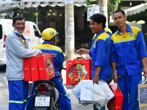 Công nhân thoát nước lần đầu được làm tóc, chụp ảnh Tết ngay nơi làm việc