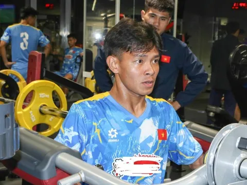 HLV Kim Sang Sik "tái mặt" khi một tiền đạo U23 Việt Nam bỏ dở buổi tập