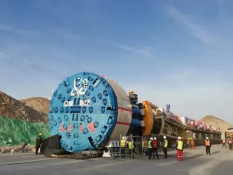 Phát hiện cỗ máy 'quái vật' dài 100 mét, nặng 1.300 tấn âm thầm di chuyển dưới lòng đất sâu 452 mét, hiện thực hóa tham vọng chưa từng có trên thế giới của Trung Quốc