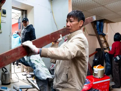Người dân khu "đất vàng" Hồ Gươm tất bật thu dọn đồ đạc, bàn giao mặt bằng: Bao ánh mắt lưu luyến sau nhiều thế hệ gắn bó