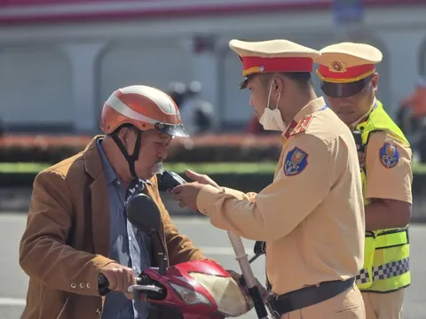 Từ xử phạt vi phạm đến giúp dân tìm lại tài sản, CSGT Đà Nẵng nhận nhiều thư cảm ơn