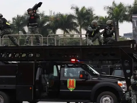 Hình ảnh hàng nghìn cảnh sát tinh nhuệ và dàn khí tài hiện đại diễn tập bảo vệ Đại hội Đảng