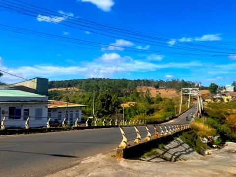 Gia Lai: Phát hiện bé gái sơ sinh bọc trong túi nilon ở cầu treo