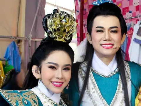 Bình Tinh hạnh phúc vì đầu năm đông nghẹt khán giả đến xem Đoàn Huỳnh Long diễn