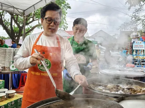 Người dân đổ về xã Hòa Thịnh để xem nghệ sĩ Trường Giang nấu phở