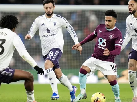 Man United mất thắng trước Burnley, HLV tạm quyền Darren Fletcher kém vui