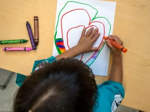 Tổng thống Trump đóng băng hơn 10 tỷ USD hỗ trợ trẻ em, gia đình tại 5 bang ở Mỹ