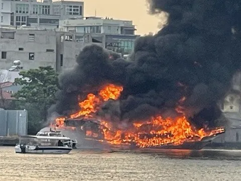 Chùm ảnh vụ cháy du thuyền trên sông Sài Gòn