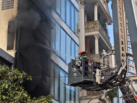 NÓNG: Cháy lớn tại căn nhà 7 tầng ở Hà Nội, chủ nhà hoảng loạn nhảy từ trên cao thoát thân