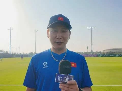 HLV Kim Sang-sik nói về chiếc áo đen may mắn, quả táo của Đình Bắc và 3 điểm tiếp theo