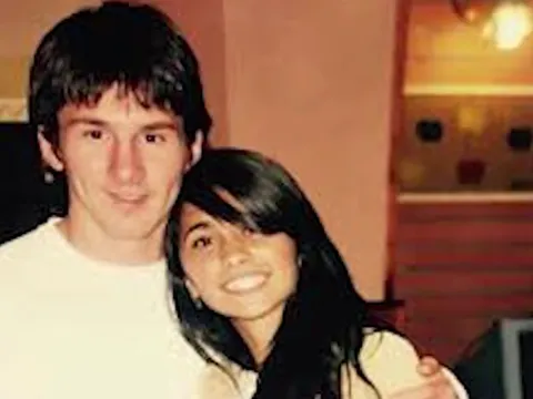 Messi lần đầu 'nói xấu vợ': Thú nhận quên nụ hôn đầu, không cần tỏ tình