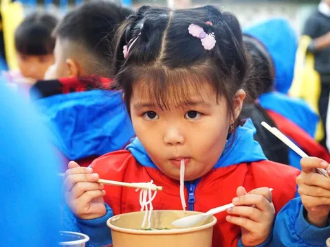 Trẻ em ở Hòa Thịnh hớn hở ăn phở nóng, ăn xong còn được nhận quà Phở yêu thương