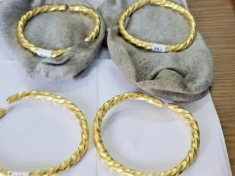 Vứt 80 chỉ vàng ra đường vì sợ bị bắt khi đang vận chuyển lậu