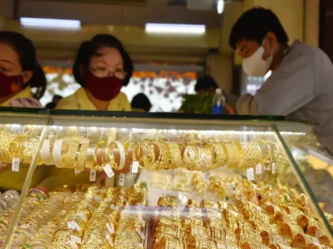 Giá vàng và giá bạc giảm nhanh do áp lực chốt lời